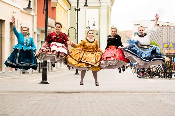 Lányok sárköziben - saját munkáim